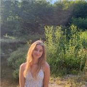 Ragazza universitaria che gradirebbe aiutare i bambini delle elementari a fare i compiti